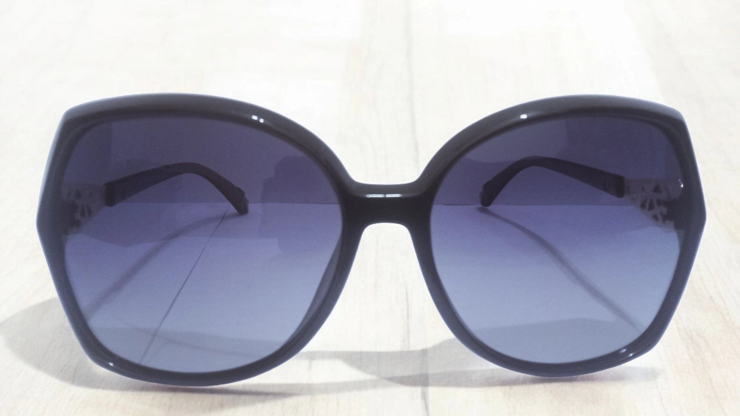 Elegant Oversized Black Sunglasses with Golden Detailing