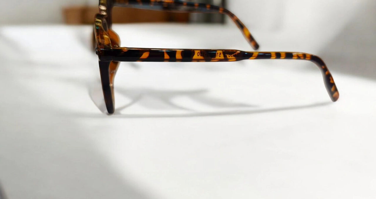 Ray-Ban Tortoiseshell Eyeglasses – Timeless Elegance with a Modern Touch