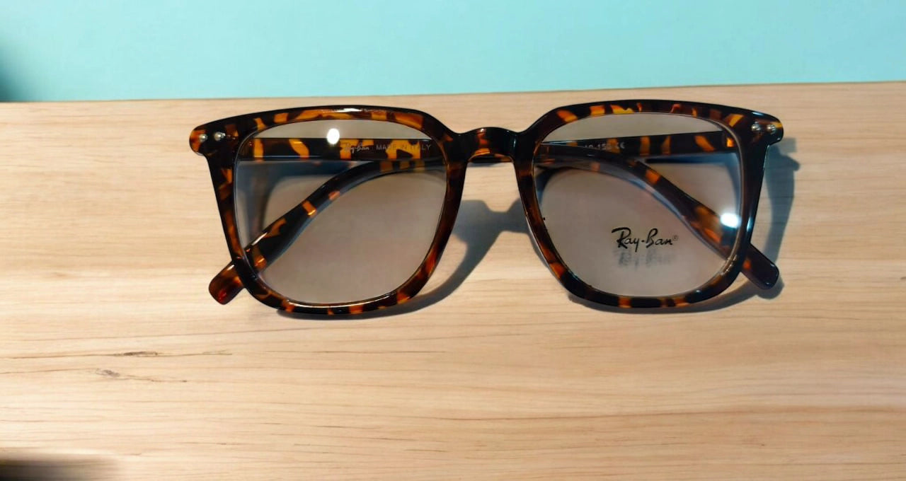 Ray-Ban Tortoiseshell Eyeglasses – Timeless Elegance with a Modern Touch