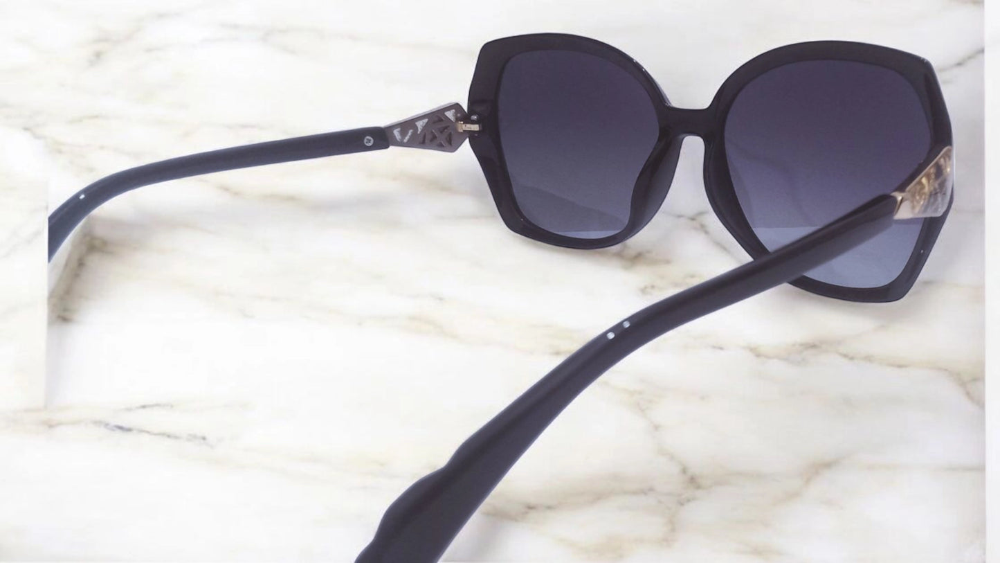 Elegant Oversized Black Sunglasses with Golden Detailing