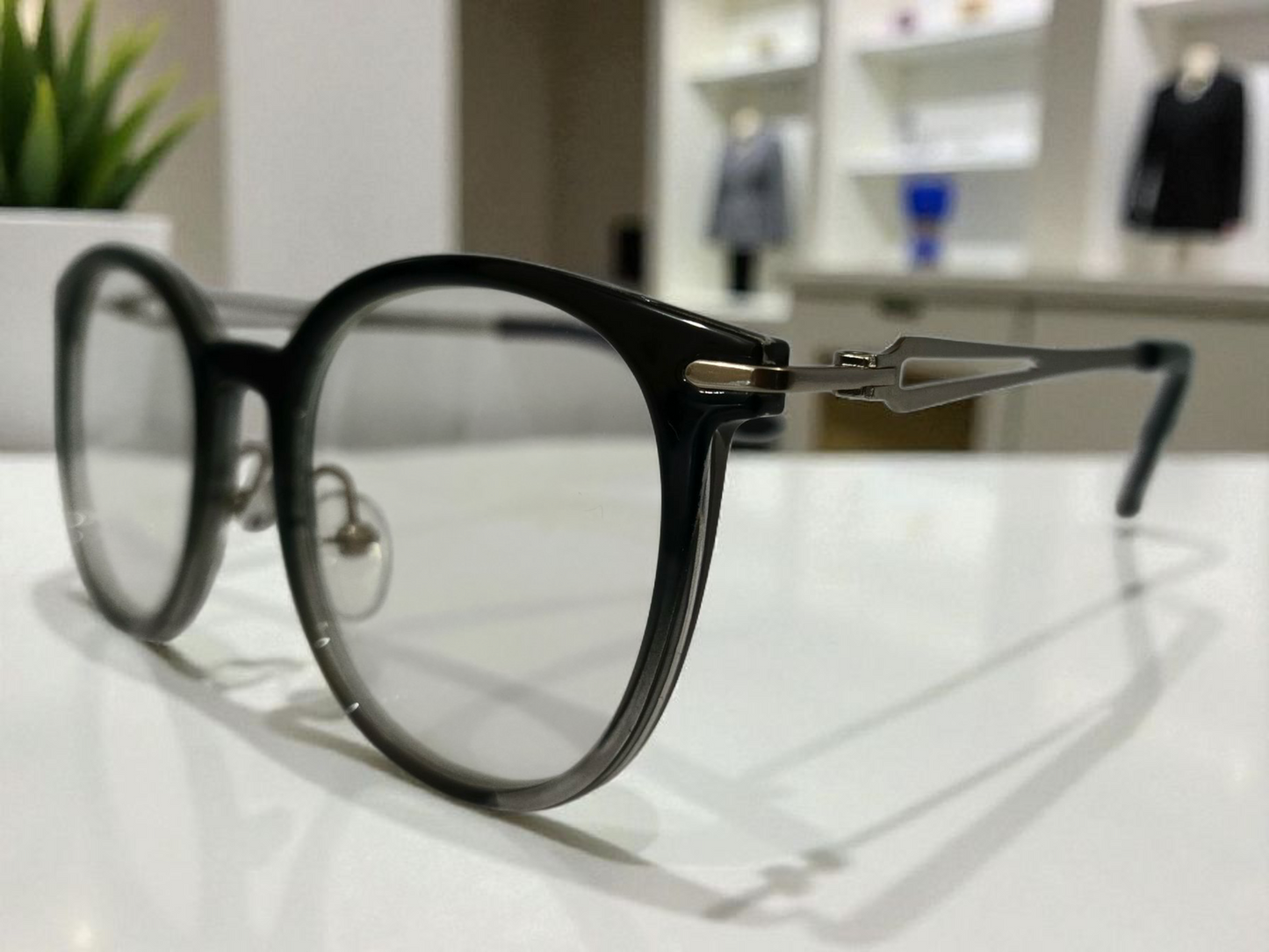 Modern Full Rim, Lightweight and trendy frame.