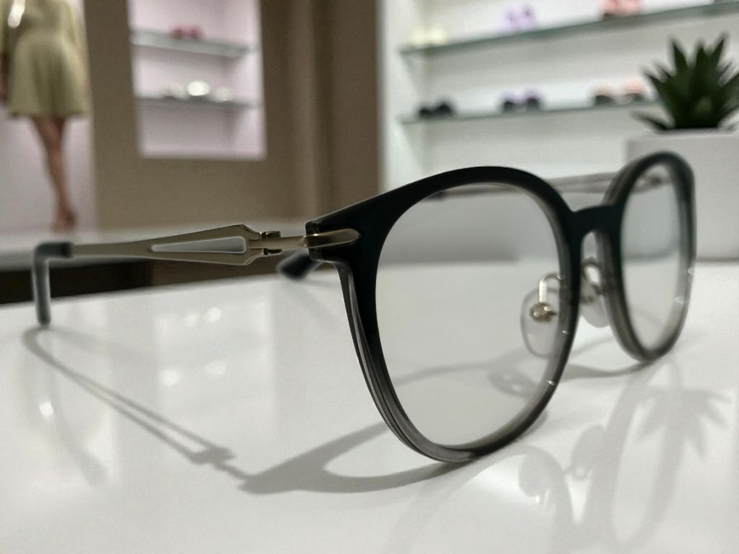 Modern Full Rim, Lightweight and trendy frame.