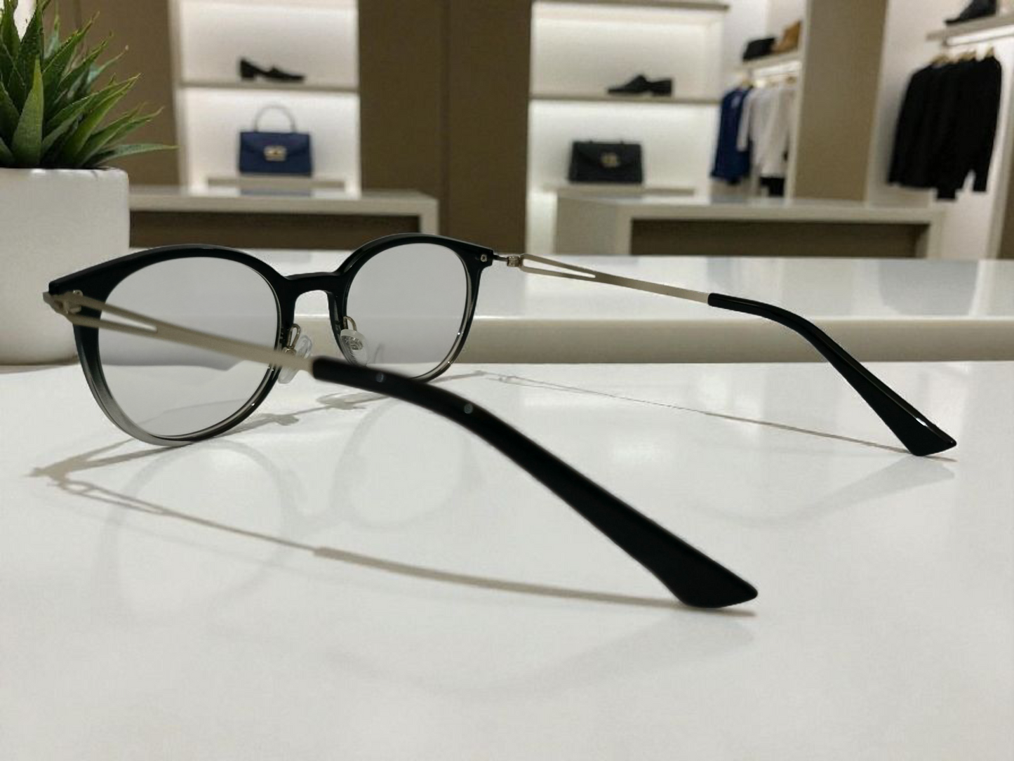 Modern Full Rim, Lightweight and trendy frame.