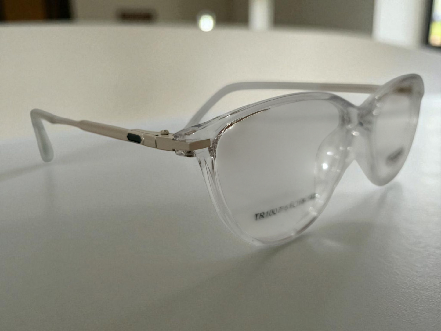 TRANSPARENT CAT-EYE EYEWEAR